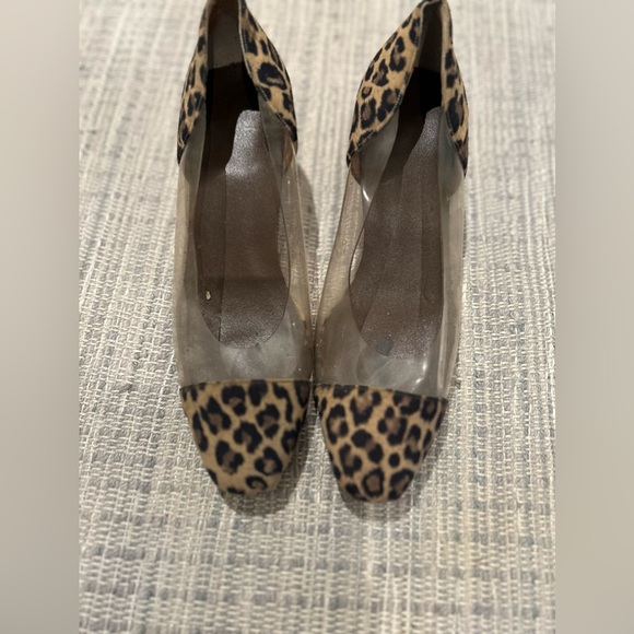 Plastic clear and leopard print low heeled pair of vintage shoes. - Picture 10 of 16